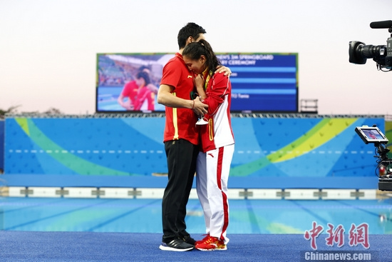 秦凯拥抱何姿 <a target='_blank' href='http://www.chinanews.com/' >中新网</a>记者 富田 摄 秦凯拥抱何姿 <a target='_blank' href='http://www.chinanews.com/' >中新网</a>记者 富田 摄