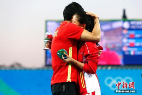 当地时间8月14日,2016里约奥运女子三米板决赛赛后,中国跳水运动员秦凯向刚刚获得银牌的何姿求婚。<a target='_blank' href='http://www.chinanews.com/' >中新网</a>记者 富田 摄 当地时间8月14日,2016里约奥运女子三米板决赛赛后,中国跳水运动员秦凯向刚刚获得银牌的何姿求婚。<a target='_blank' href='http://www.chinanews.com/' >中新网</a>记者 富田 摄