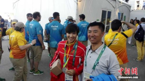 当地时间8月15日,2016里约奥运会女子帆板RS:X级奖牌轮结束争夺,中国选手陈佩娜在奖牌轮第三个冲过终点,加上资格赛的60分,总积分66分遗憾获得银牌,法国选手皮肯以64分获得冠军。图为奥运会女子帆板银牌得主陈佩娜(右)。<a target='_blank' href='http://www.chinanews.com/' >中新网</a>记者 夏宇华 摄 当地时间8月15日,2016里约奥运会女子帆板RS:X级奖牌轮结束争夺,中国选手陈佩娜在奖牌轮第三个冲过终点,加上资格赛的60分,总积分66分遗憾获得银牌,法国选手皮肯以64分获得冠军。图为奥运会女子帆板银牌得主陈佩娜(右)。<a target='_blank' href='http://www.chinanews.com/' >中新网</a>记者 夏宇华 摄