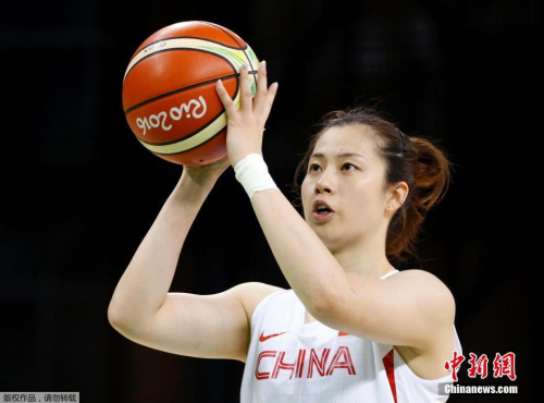 中国女篮队员陈晓佳投篮。 中国女篮队员陈晓佳投篮。