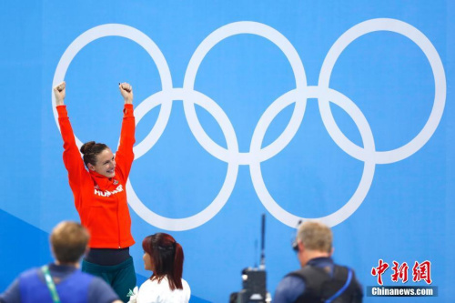 当地时间8月6日,在里约奥运会女子400米混合泳决赛中,匈牙利选手霍斯祖以4分26秒36夺得金牌,并且创造了新的世界纪录。<a target='_blank' href='http://www.chinanews.com/' >中新网</a>记者 富田 摄 当地时间8月6日,在里约奥运会女子400米混合泳决赛中,匈牙利选手霍斯祖以4分26秒36夺得金牌,并且创造了新的世界纪录。<a target='_blank' href='http://www.chinanews.com/' >中新网</a>记者 富田 摄