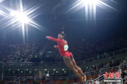 图为美国名将拜尔斯在比赛中 图为美国名将拜尔斯在比赛中