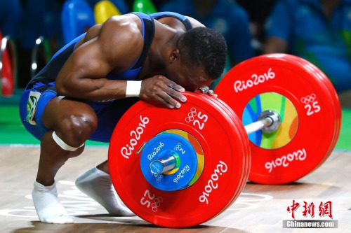 当地时间8月8日晚,在里约奥运会举重男子62公斤级决赛中,哥伦比亚选手菲格罗亚以318公斤的总成绩夺冠。<a target='_blank' href='http://www.chinanews.com/' >中新网</a>记者 富田 摄 当地时间8月8日晚,在里约奥运会举重男子62公斤级决赛中,哥伦比亚选手菲格罗亚以318公斤的总成绩夺冠。<a target='_blank' href='http://www.chinanews.com/' >中新网</a>记者 富田 摄