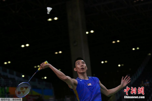 资料图:当地时间8月14日,里约奥运会男子羽毛球单打小组赛中,马来西亚名将李宗伟以2:0(21:18、21:8)战胜新加坡选手黄梓良。 资料图:当地时间8月14日,里约奥运会男子羽毛球单打小组赛中,马来西亚名将李宗伟以2:0(21:18、21:8)战胜新加坡选手黄梓良。