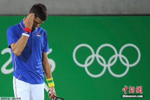 8月7日,世界排名第一、塞尔维亚网球选手德约科维奇在奥运网球男单比赛中不敌阿根廷选手德尔波特罗,爆冷出局。 8月7日,世界排名第一、塞尔维亚网球选手德约科维奇在奥运网球男单比赛中不敌阿根廷选手德尔波特罗,爆冷出局。