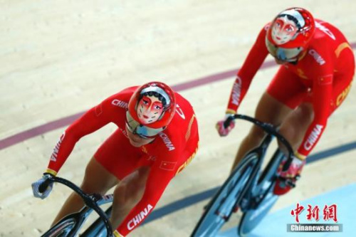 当地时间8月12日,里约奥运会场地自行车女子团体竞速赛,由宫金杰和钟天使组成的中国队以32秒107夺取金牌。图为中国队在比赛中。<a target='_blank' href='http://www.chinanews.com/' >中新网</a>记者 富田 摄 当地时间8月12日,里约奥运会场地自行车女子团体竞速赛,由宫金杰和钟天使组成的中国队以32秒107夺取金牌。图为中国队在比赛中。<a target='_blank' href='http://www.chinanews.com/' >中新网</a>记者 富田 摄