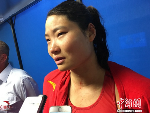 中国女子水球队现任队长孙雅婷,她的脖子赛后显示出明显的抓痕。<a target='_blank' href='http://www.chinanews.com/' >中新网</a>记者 王牧青 摄 中国女子水球队现任队长孙雅婷,她的脖子赛后显示出明显的抓痕。<a target='_blank' href='http://www.chinanews.com/' >中新网</a>记者 王牧青 摄