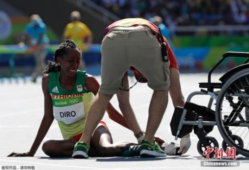 埃塞俄比亚女将埃滕尼什·迪洛参加比赛时被踩掉鞋子,光脚跑完赛程,最终坐轮椅离场。 埃塞俄比亚女将埃滕尼什·迪洛参加比赛时被踩掉鞋子,光脚跑完赛程,最终坐轮椅离场。