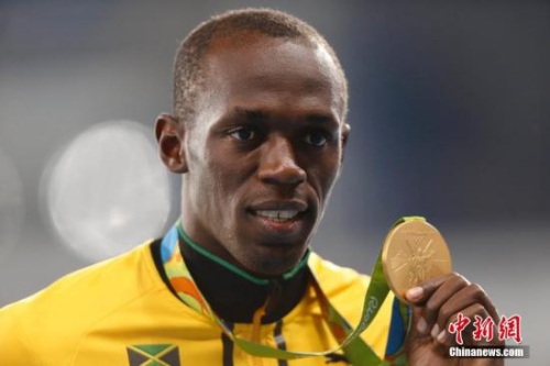 当地时间8月15日,里约奥运会男子100米颁奖仪式在里约奥林匹克体育场举行。图为博尔特展示金牌。<a target='_blank' href='http://www.chinanews.com/' >中新网</a>记者 盛佳鹏 摄 当地时间8月15日,里约奥运会男子100米颁奖仪式在里约奥林匹克体育场举行。图为博尔特展示金牌。<a target='_blank' href='http://www.chinanews.com/' >中新网</a>记者 盛佳鹏 摄