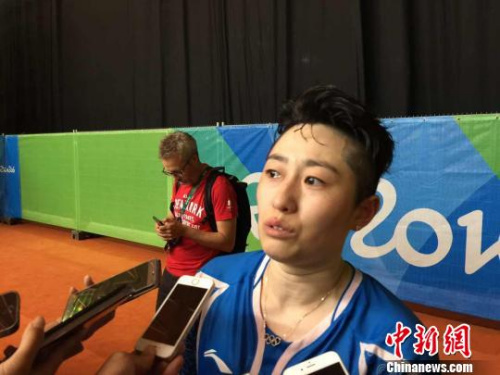 赛后,于洋流着眼泪接受采访。 记者 卢岩 摄 赛后,于洋流着眼泪接受采访。 记者 卢岩 摄