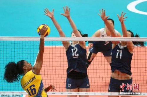 北京时间8月17日上午9时15分,里约奥运会中国女排在1/4决赛中,中国女排经过5局苦战3-2战胜东道主、卫冕冠军巴西队,晋级四强。 北京时间8月17日上午9时15分,里约奥运会中国女排在1/4决赛中,中国女排经过5局苦战3-2战胜东道主、卫冕冠军巴西队,晋级四强。