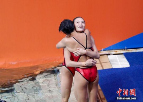 当地时间8月7日,在里约奥运会女子双人三米板决赛中,中国选手吴敏霞和施廷懋一路领先,无悬念夺得桂冠。图为施廷懋拥抱吴敏霞。<a target='_blank' href='http://www.chinanews.com/' >中新网</a>记者 杜洋 摄 当地时间8月7日,在里约奥运会女子双人三米板决赛中,中国选手吴敏霞和施廷懋一路领先,无悬念夺得桂冠。图为施廷懋拥抱吴敏霞。<a target='_blank' href='http://www.chinanews.com/' >中新网</a>记者 杜洋 摄