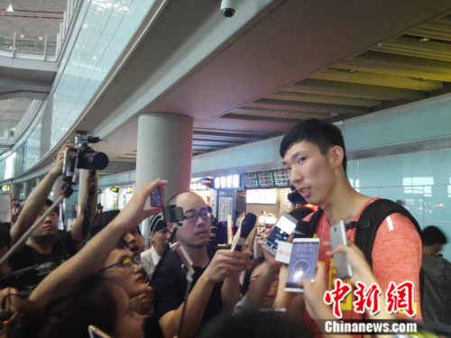 图为周琦接受媒体采访。尚虹波 摄 图为周琦接受媒体采访。尚虹波 摄