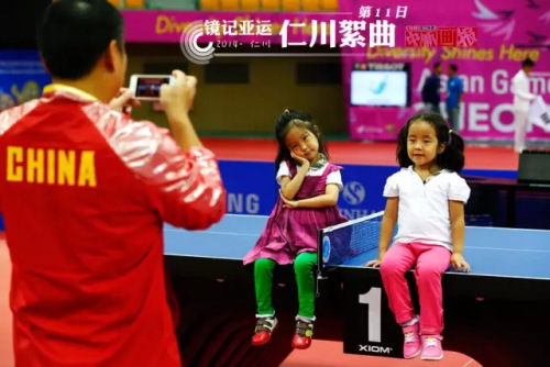 2014年,仁川亚运会,刘国梁为女儿们拍照。<a target='_blank' href='http://www.chinanews.com/'>中新社</a>记者 富田 摄 2014年,仁川亚运会,刘国梁为女儿们拍照。<a target='_blank' href='http://www.chinanews.com/'>中新社</a>记者 富田 摄
