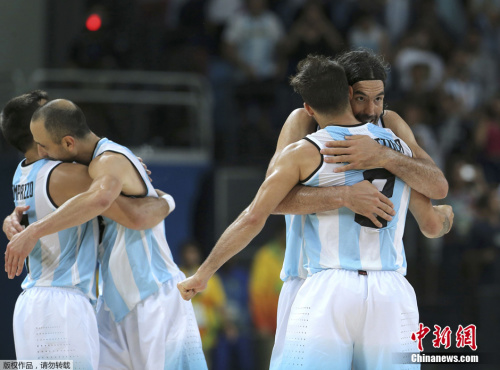 当时时间8月9日,里约奥运会男篮赛场,阿根廷对阵克罗地亚,在赢球后,斯科拉拥抱尼古拉斯(近),廷吉诺比利拥抱法昆(远)。 当时时间8月9日,里约奥运会男篮赛场,阿根廷对阵克罗地亚,在赢球后,斯科拉拥抱尼古拉斯(近),廷吉诺比利拥抱法昆(远)。