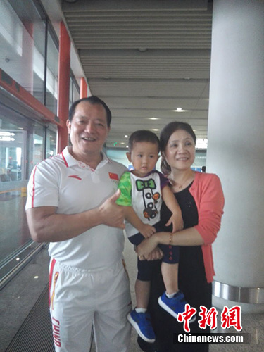 中国女子举重队主教练王国新和前来接机的家人。<a target='_blank' href='http://www.chinanews.com/' >中新网</a> 尚虹波 摄 中国女子举重队主教练王国新和前来接机的家人。<a target='_blank' href='http://www.chinanews.com/' >中新网</a> 尚虹波 摄