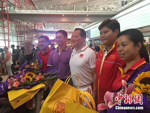 18日中午抵达北京首都国际机场的部分中国举重运动员、教练在机场大厅合影。<a target='_blank' href='http://www.chinanews.com/' >中新网</a> 张珺 摄 18日中午抵达北京首都国际机场的部分中国举重运动员、教练在机场大厅合影。<a target='_blank' href='http://www.chinanews.com/' >中新网</a> 张珺 摄