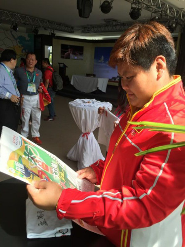 被临时换上场,一举夺冠的举重冠军孟苏平在阅读《奥运快报》。(图片来源:南美侨报网) 被临时换上场,一举夺冠的举重冠军孟苏平在阅读《奥运快报》。(图片来源:南美侨报网)