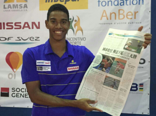 巴西奥运羽毛球选手伊戈尔看到《奥运快报》以图文方式报道了他的成长事迹后,感到十分惊讶和兴奋,图为他拿着报纸让记者们拍照留念。(图片来源:南美侨报网) 巴西奥运羽毛球选手伊戈尔看到《奥运快报》以图文方式报道了他的成长事迹后,感到十分惊讶和兴奋,图为他拿着报纸让记者们拍照留念。(图片来源:南美侨报网)