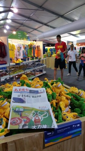 《奥运快报》在奥运村商店里随处可见。(图片来源:南美侨报网) 《奥运快报》在奥运村商店里随处可见。(图片来源:南美侨报网)