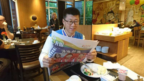不管是队员还是教练,在吃过饭后都可以随时取阅《奥运快报》。(图片来源:南美侨报网) 不管是队员还是教练,在吃过饭后都可以随时取阅《奥运快报》。(图片来源:南美侨报网)