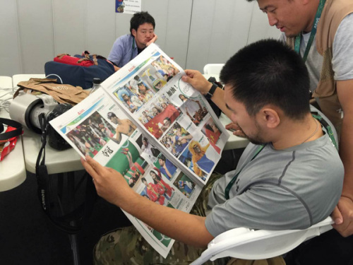 媒体村的记者正在看《奥运快报》。(图片来源:南美侨报网) 媒体村的记者正在看《奥运快报》。(图片来源:南美侨报网)