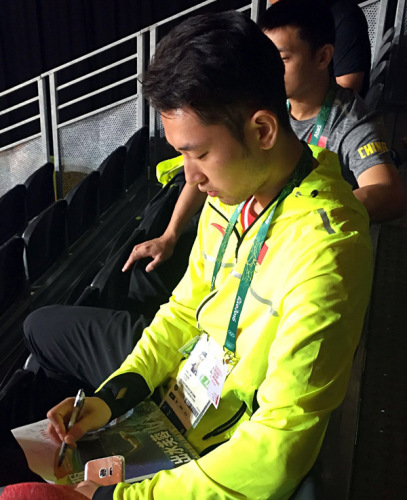 羽毛球运动员柴飚正在《奥运快报》上签名。(图片来源:南美侨报网) 羽毛球运动员柴飚正在《奥运快报》上签名。(图片来源:南美侨报网)