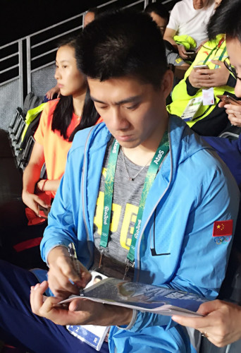 羽毛球运动员傅海峰正在《奥运快报》上签名。(图片来源:南美侨报网) 羽毛球运动员傅海峰正在《奥运快报》上签名。(图片来源:南美侨报网)