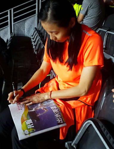 羽毛球运动员王仪涵正在《奥运快报》上签名。(图片来源:南美侨报网) 羽毛球运动员王仪涵正在《奥运快报》上签名。(图片来源:南美侨报网)