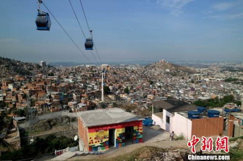 2011年7月通车的缆车系统将里约的阿莱芒贫民窟与外界相连。摄于2016年8月16日。 余瑞冬 摄 2011年7月通车的缆车系统将里约的阿莱芒贫民窟与外界相连。摄于2016年8月16日。 余瑞冬 摄