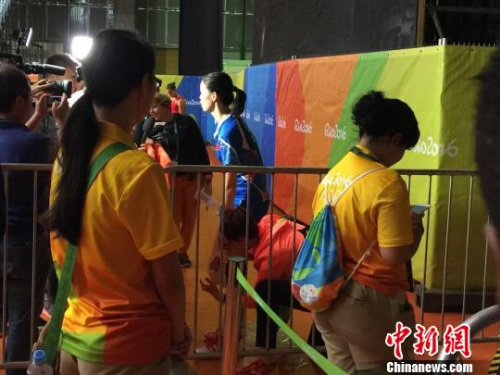 李雪芮接受记者采访的同时,队医坐在地上为她进行治疗。 记者 卢岩 摄 李雪芮接受记者采访的同时,队医坐在地上为她进行治疗。 记者 卢岩 摄