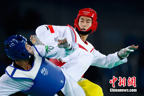 赵帅(红色)在比赛中。 赵帅(红色)在比赛中。