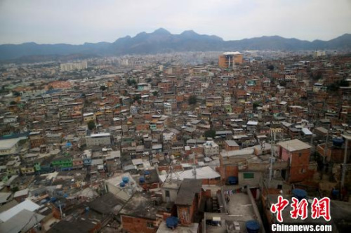 里约旧市中心以北的阿莱芒贫民窟,生活着16万居民。摄于2016年8月16日。 余瑞冬 摄 里约旧市中心以北的阿莱芒贫民窟,生活着16万居民。摄于2016年8月16日。 余瑞冬 摄