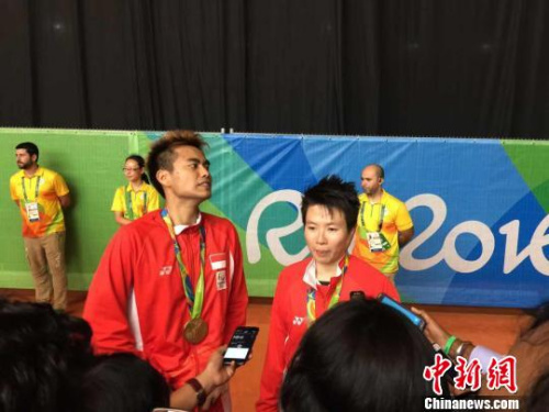 印尼组合在夺得冠军之后,被记者们团团围住采访。 记者 卢岩 摄 印尼组合在夺得冠军之后,被记者们团团围住采访。 记者 卢岩 摄