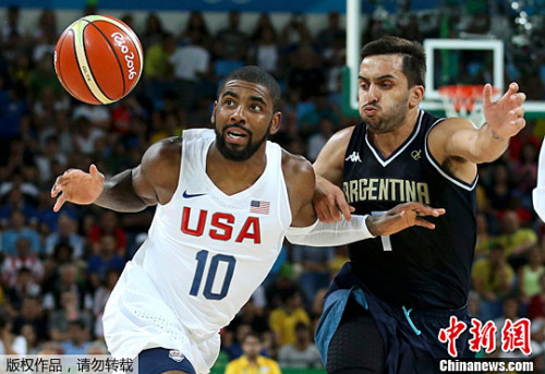 两队正在比赛中。 两队正在比赛中。