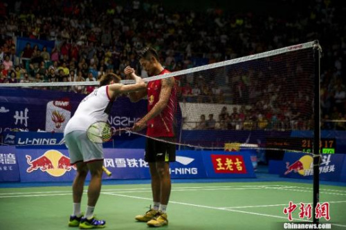 2013年8月11日,在2013羽毛球世锦赛男单决赛的较量中,大马名将李宗伟决胜局因伤退赛,中国选手林丹最终获得男单冠军。图为林丹越过球网上前问候李宗伟。<a target='_blank' href='http://www.chinanews.com/'>中新社</a>发 龙宇阳 摄 2013年8月11日,在2013羽毛球世锦赛男单决赛的较量中,大马名将李宗伟决胜局因伤退赛,中国选手林丹最终获得男单冠军。图为林丹越过球网上前问候李宗伟。<a target='_blank' href='http://www.chinanews.com/'>中新社</a>发 龙宇阳 摄