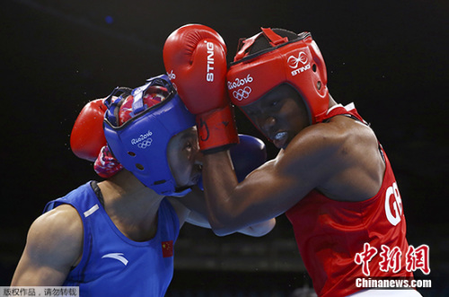 任灿灿(蓝衣)在比赛中。 任灿灿(蓝衣)在比赛中。