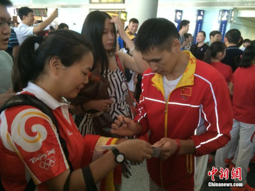 图为张成龙为粉丝签名。<a target='_blank' href='http://www.chinanews.com/' >中新网</a>记者梁婷 摄 图为张成龙为粉丝签名。<a target='_blank' href='http://www.chinanews.com/' >中新网</a>记者梁婷 摄