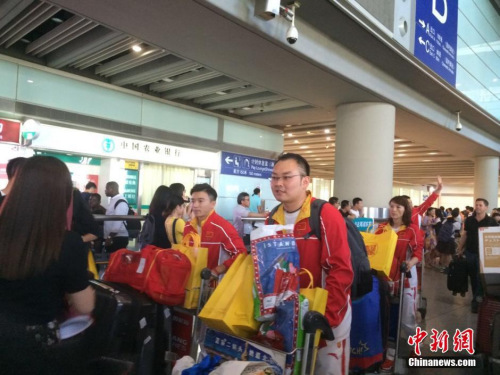 北京时间8月19日下午,参加完里约奥运会的中国体操队抵达北京首都国际机场,尽管此次成绩不甚理想,但全队在机场仍然受到粉丝和队友的欢迎。黄玉斌表示,一支超级队伍要经过两届奥运会的挫折和磨难才能真正成熟起来。队长张成龙为前来接机的粉丝签名。<a target='_blank' href='http://www.chinanews.com/' >中新网</a>记者 梁婷 摄 北京时间8月19日下午,参加完里约奥运会的中国体操队抵达北京首都国际机场,尽管此次成绩不甚理想,但全队在机场仍然受到粉丝和队友的欢迎。黄玉斌表示,一支超级队伍要经过两届奥运会的挫折和磨难才能真正成熟起来。队长张成龙为前来接机的粉丝签名。<a target='_blank' href='http://www.chinanews.com/' >中新网</a>记者 梁婷 摄
