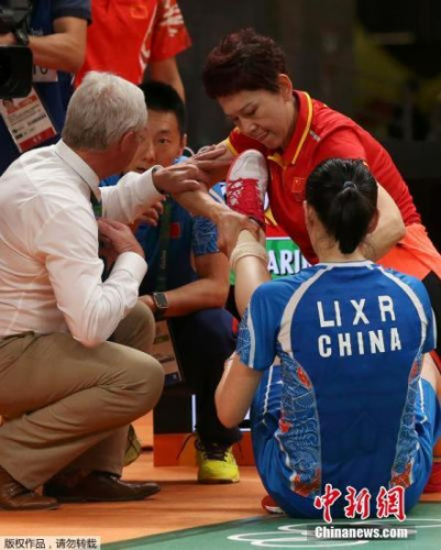 李雪芮倒在场内,接受治疗。 李雪芮倒在场内,接受治疗。