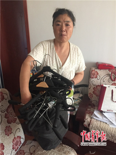 8��16�գ�������ȥ�������죬����ĸ������������Ů�������ڼ��̯�õ��¼ܡ��й����걨���������߼��� ����/��