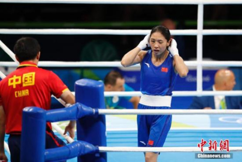 中国选手任灿灿(蓝)不敌英国选手亚当斯,无缘晋级决赛,最终收获一枚铜牌。 <a target='_blank' href='http://www.chinanews.com/' >中新网</a>记者 杜洋 摄 中国选手任灿灿(蓝)不敌英国选手亚当斯,无缘晋级决赛,最终收获一枚铜牌。 <a target='_blank' href='http://www.chinanews.com/' >中新网</a>记者 杜洋 摄