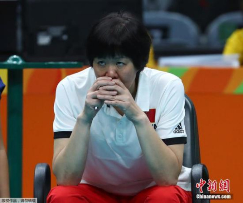 中国女排教练朗平在观看比赛 中国女排教练朗平在观看比赛