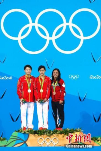 当地时间8月18日,2016里约奥运女子10米跳台决赛,2001年出生的中国小将任茜(中)以总成绩439.25分获得金牌,司雅杰(左)以419.40分摘得银牌。<a target='_blank' href='http://www.chinanews.com/' >中新网</a>记者 富田 摄 当地时间8月18日,2016里约奥运女子10米跳台决赛,2001年出生的中国小将任茜(中)以总成绩439.25分获得金牌,司雅杰(左)以419.40分摘得银牌。<a target='_blank' href='http://www.chinanews.com/' >中新网</a>记者 富田 摄