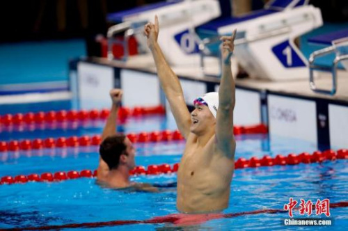 8月8日,在里约奥运会男子200米自由泳比赛中,孙杨逆转获得冠军,这是本届奥运会孙杨获得的首枚金牌。也是中国代表团的第五枚金牌。<a target='_blank' href='http://www.chinanews.com/' >中新网</a>记者 杜洋 摄 8月8日,在里约奥运会男子200米自由泳比赛中,孙杨逆转获得冠军,这是本届奥运会孙杨获得的首枚金牌。也是中国代表团的第五枚金牌。<a target='_blank' href='http://www.chinanews.com/' >中新网</a>记者 杜洋 摄
