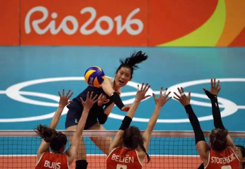 中国女排姑娘奋力击球的瞬间。 史家民摄 中国女排姑娘奋力击球的瞬间。 史家民摄