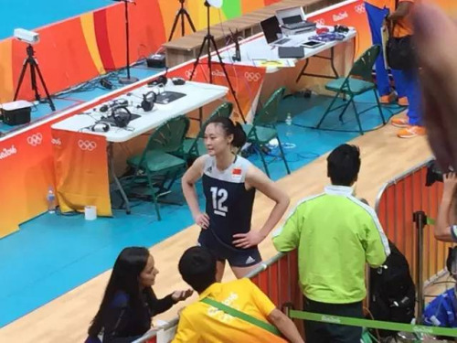 中国女排姑娘赛后接受采访。颜欢摄 中国女排姑娘赛后接受采访。颜欢摄