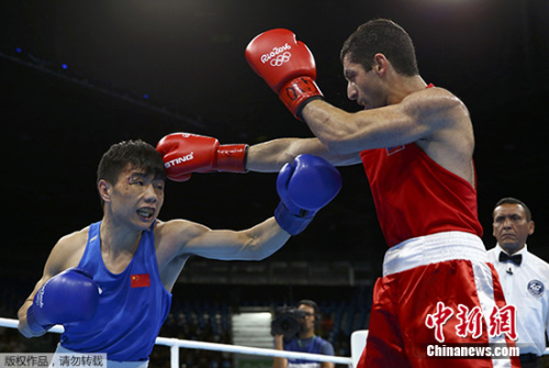 胡建关(蓝色)在比赛中。 胡建关(蓝色)在比赛中。