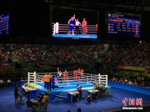 当地时间8月19日,里约奥运会女子拳击75公斤级半决赛,中国选手李倩出战对阵荷兰名将弗蒂恩,4回合激战过后,李倩以总比分1-2惜败,无缘决赛后锁定了一枚铜牌。<a target='_blank' href='http://www.chinanews.com/' >中新网</a>记者 王牧青 摄 当地时间8月19日,里约奥运会女子拳击75公斤级半决赛,中国选手李倩出战对阵荷兰名将弗蒂恩,4回合激战过后,李倩以总比分1-2惜败,无缘决赛后锁定了一枚铜牌。<a target='_blank' href='http://www.chinanews.com/' >中新网</a>记者 王牧青 摄