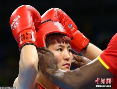 尹军花在比赛中。 尹军花在比赛中。